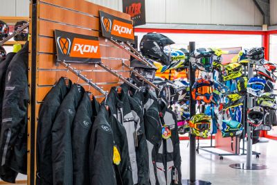 Les conseils d'un magasin spécialisé peuvent vous être bien utiles pour choisir votre équipement de motard