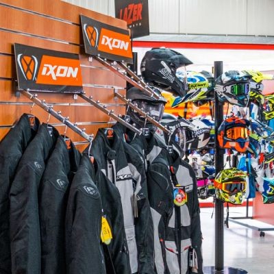 Equipements moto : pourquoi choisir un magasin spécialisé ?